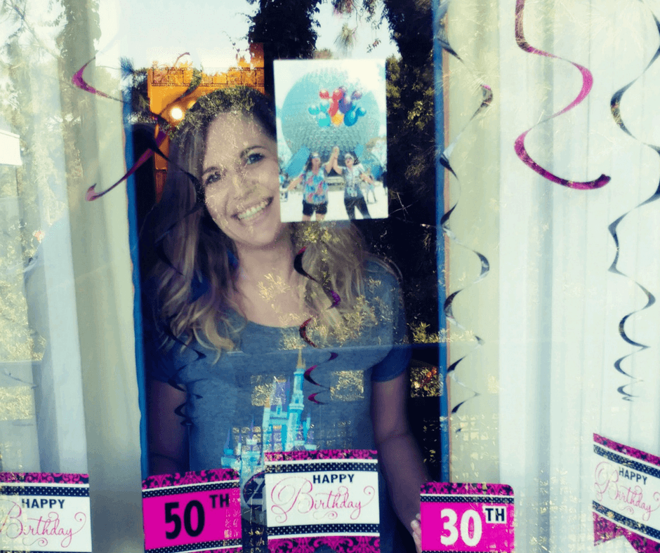 disney-resort-window-decorating